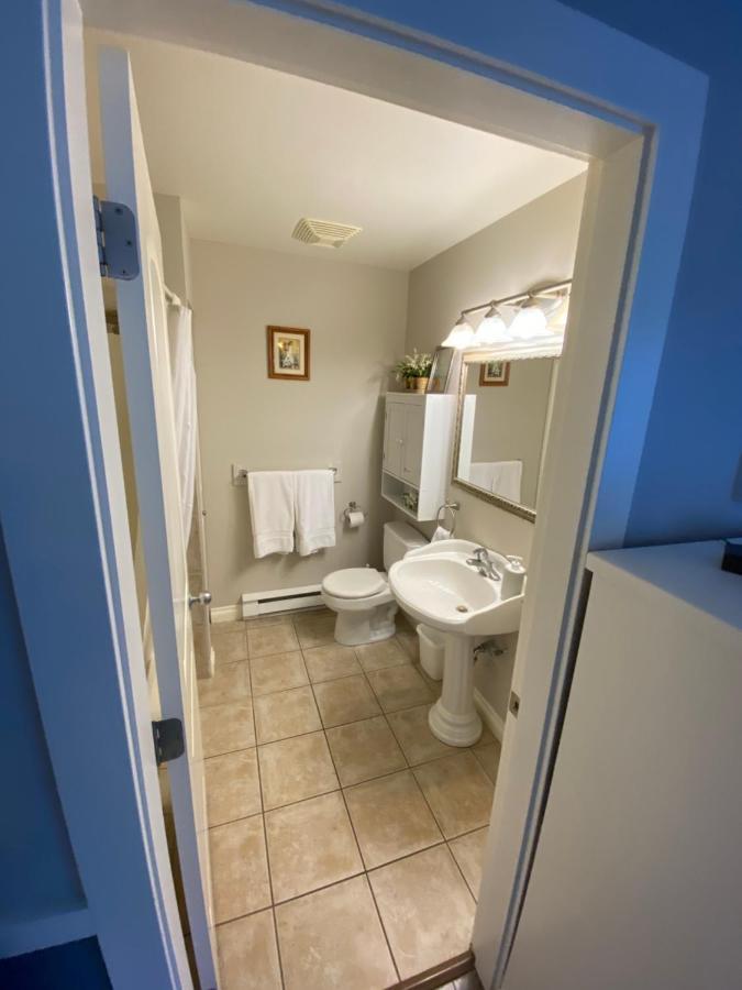 Guest Suites On Benvenuto Brentwood Bay Exterior photo